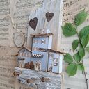 Rustykalny wieszak z szarymi domkami no 1