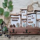 Wieszak z białymi przecieranymi domkami No 1