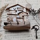 Rustykalny wieszak z jasnym miasteczkiem no 1