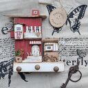 Czerwony domek wieszak na klucze i ubrania