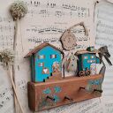 Wieszak z malowanymi modrakami