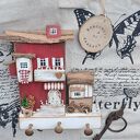 Czerwony domek wieszak na klucze i ubrania