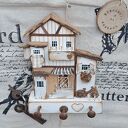 Wieszak z jasnymi domkami klucze i inne drobiazgi no 1