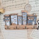 Wieszak z szarymi domkami