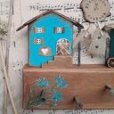 Wieszak z malowanymi modrakami