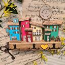 Wieszak z kolorowymi domkami no 1