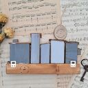 Wieszak z szarymi domkami