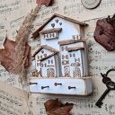 Rustykalny wieszak z białym miasteczkiem no 2