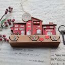 Wieszak z miasteczkiem w którym mieszka miłość No 1