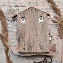 Rustykalny wieszak z jasnym miasteczkiem