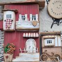 Czerwony domek wieszak na klucze i ubrania