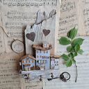 Rustykalny wieszak z szarymi domkami no 1