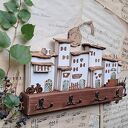 Wieszak z białymi przecieranymi domkami No 1