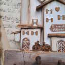 Rustykalny wieszak z jasnym miasteczkiem