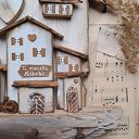 Rustykalny wieszak z jasnym miasteczkiem