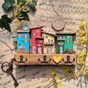 Wieszak z kolorowymi domkami no 1