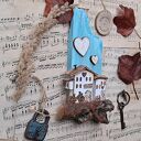 Drewniany wieszak z domkami no 2