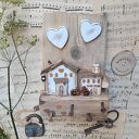 Rustykalny wieszak z białymi domkami