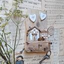 Rustykalny wieszak z białymi domkami