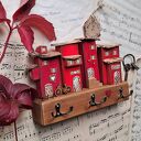 Wieszak z czerwonymi domkami No 1