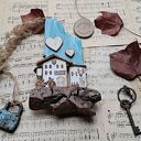 Drewniany wieszak z domkami no 2