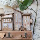 Rustykalny wieszak z domkami no 1