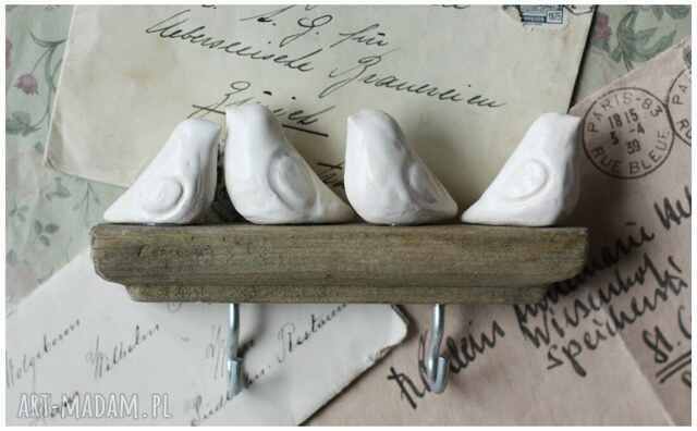 Wieszaczek z białymi ptaszkami na bejcowanym drewnie