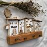intrygujące domek z drewna wieszak z jasnymi (białymi) przecieranymi domkami, wykonany na klucze