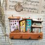 wieszak z drewna wieszaki beżowe na klucze z pastelowymi domkami no 2 rustykalny