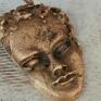 Wenecka maska z mosiądzu - unikatowy biżuteria autorska wisior art clay