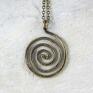 Caltha spiralny (2310 08) minialistyczna biżuteria mosiężny wisiorek