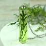 zielone wisiorek z żywicy roślinką w kwiaty biżuteria