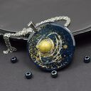 Duży, kosmiczny wisiorek z żywicy - okrągły