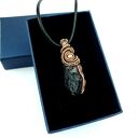 Wisiorek z turmalinem - ręcznie robiony wire wrapping z miedzią i hematytem