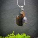 Szafir naturalny - wisiorek z szafirem, z drewna orzecha, pirografia, wyjątkowy prezent