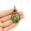 Wisiorek ze szmaragdem wire wrapping - spokój i piękno w miedzianej oprawie