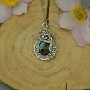 Ręcznie robiony wisiorek z labradorytem w technice wire wrapping
