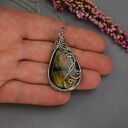 Wisiorek z labradorytem w wire wrapping ze stali chirurgicznej - prezent dla niej