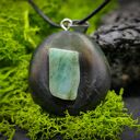 Szmaragd naturalny - wisiorek z drewna brzozy, pirografia (handmade)