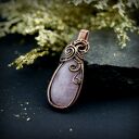 Wisiorek z różowym kwarcem w technice wire wrapping - miedziany handmade