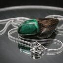 Drewniany wisiorek wenge i malachit - ręcznie robiony naszyjnik z minerałem