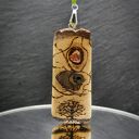 Wisiorek z naturalnego drewna orzecha i bursztyn - ręcznie rzeźbiony, wzory wypalane w drewnie