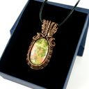Wisiorek z unakitem w technice wire wrapping - miedziany, handmade