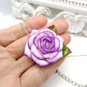 Wisiorek z białą różą handmade, fioletowe krawędzie, stal nierdzewna, kwiatowa