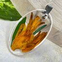 Kwiatowy wisiorek z frezją w żywicy z1845