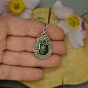 Ręcznie robiony wisiorek z labradorytem w technice wire wrapping