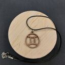 Naszyjnik wisiorek drewniany ZNAK ZODIAKU BLIŹNIĘTA