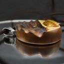 Wisiorek z naturalnego drewna brzozy, z bursztynem - rzeźbiony, inspiracja falami morza, dla niej