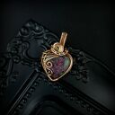 Zoisyt z rubinem wisiorek wire wrapping - serce z oksydowanej miedzi