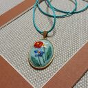 Ręcznie haftowany wisior handmade - oryginalna biżuteria dla niej